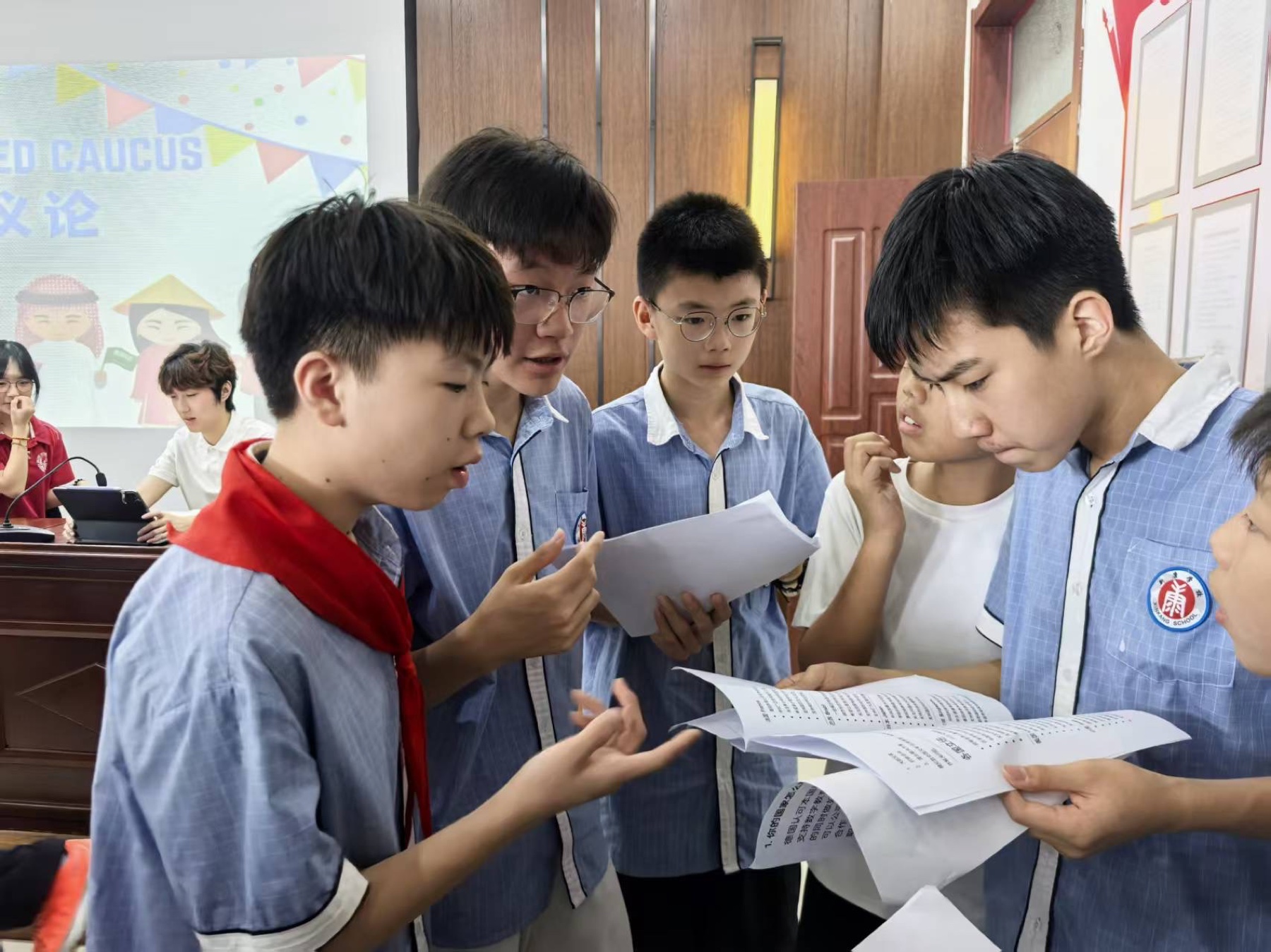 学生围绕学习材料开展小组协作