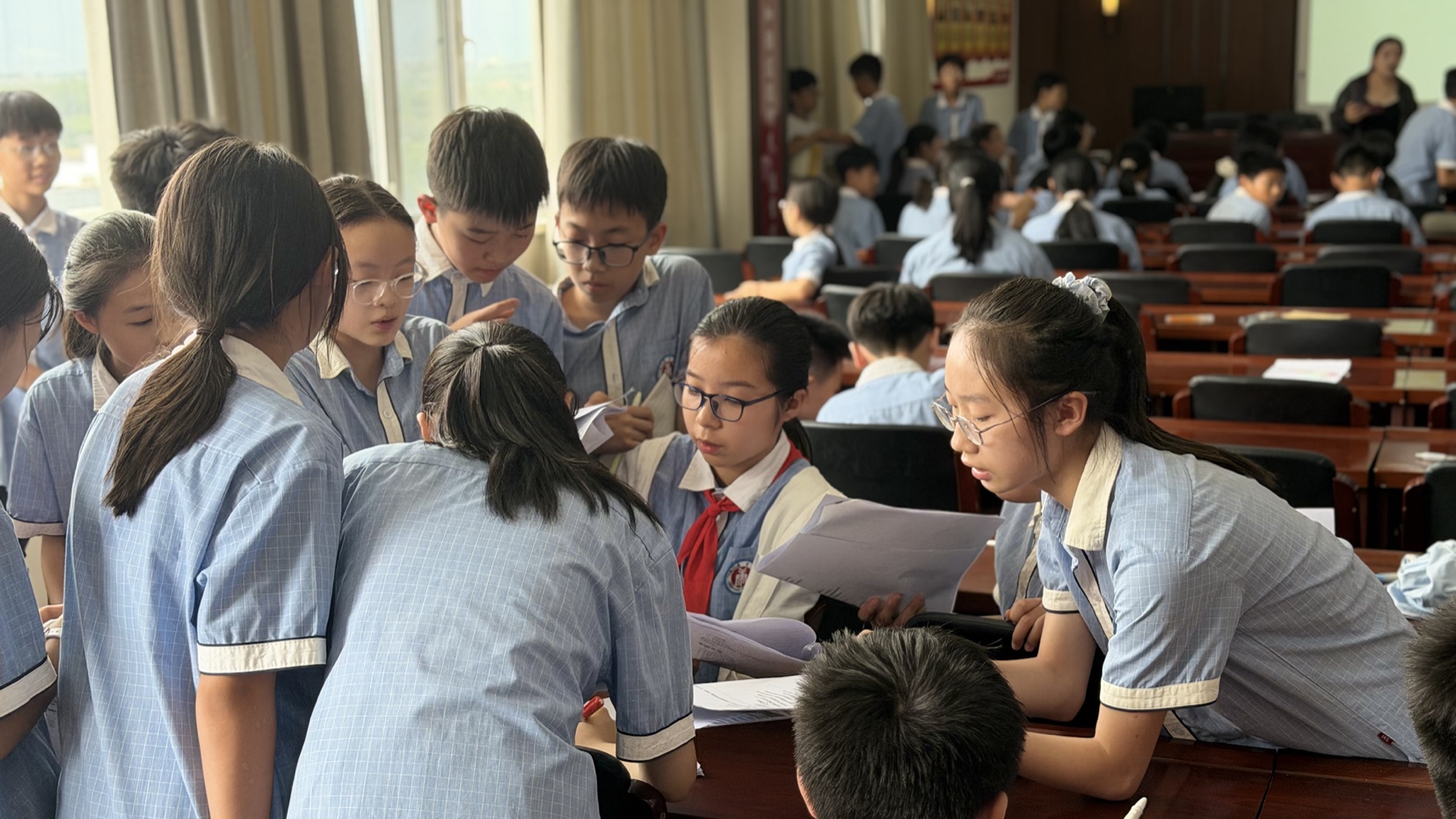 学生在工作坊中交流观点